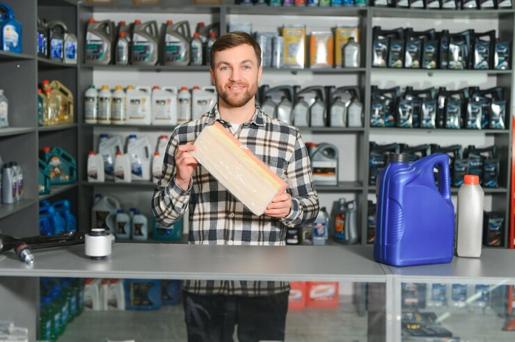 продавец в строительном магазине