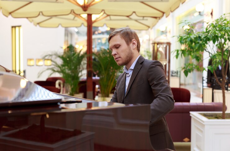 директор гостиничного комплекса